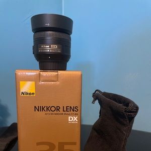 AF-S DX NIKKOR 35mm f/1.8g lens